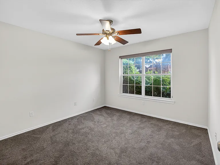 1009 McCoy Dr — Photo 16