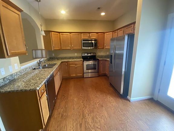 5th image of 204 Capital St