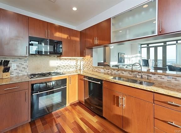 5th image of 175 Huguenot St Unit 1506