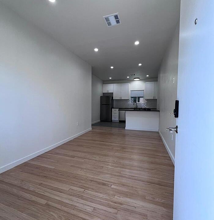 1st image of 517 1/2 N Mariposa Ave #517