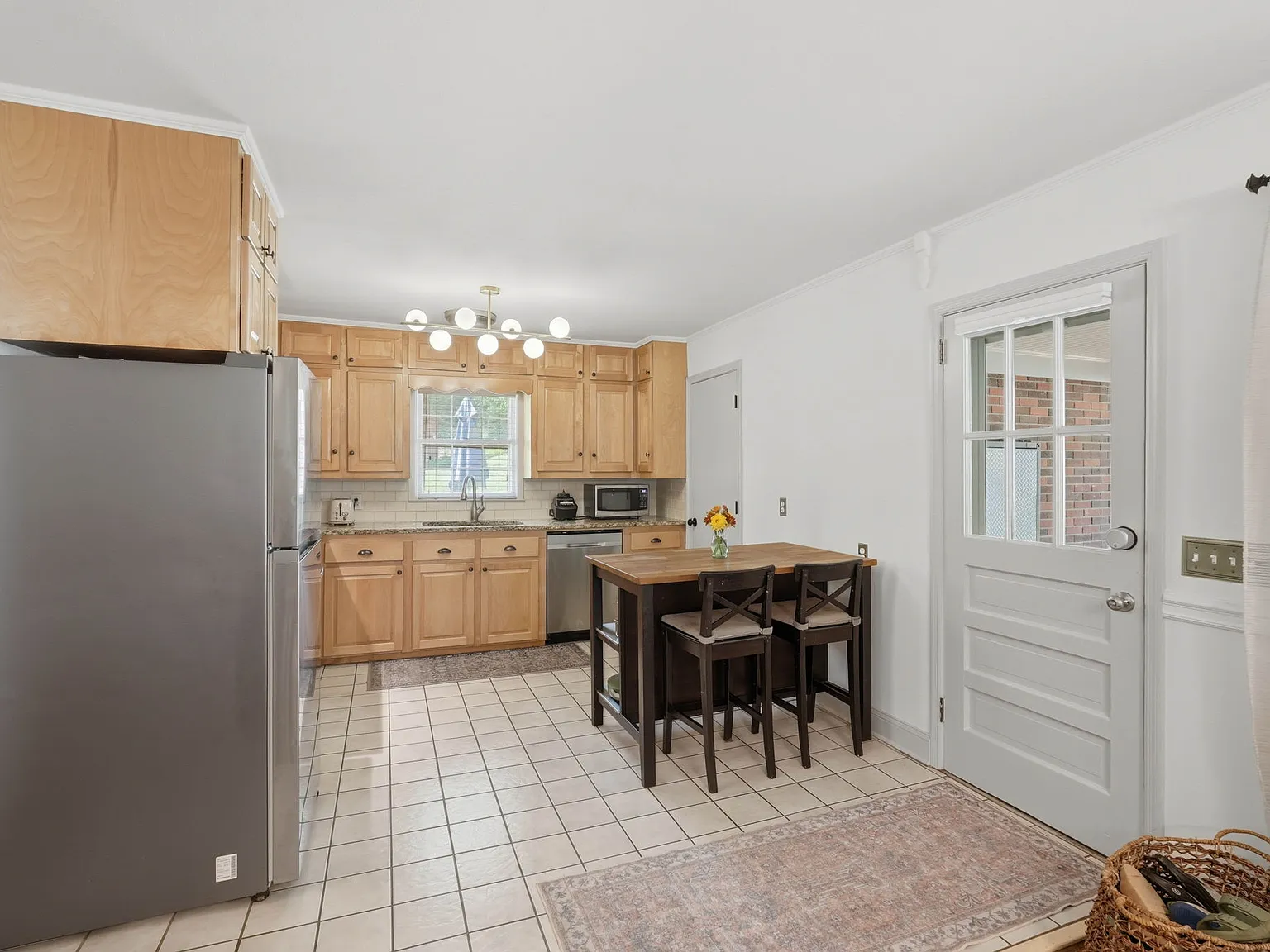 4 bed, 1652 sqft, $2,300 — Photo 3