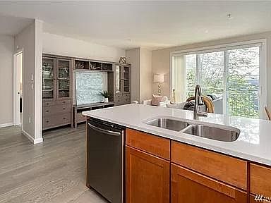 5th image of 1220 E Columbia St Unit 306
