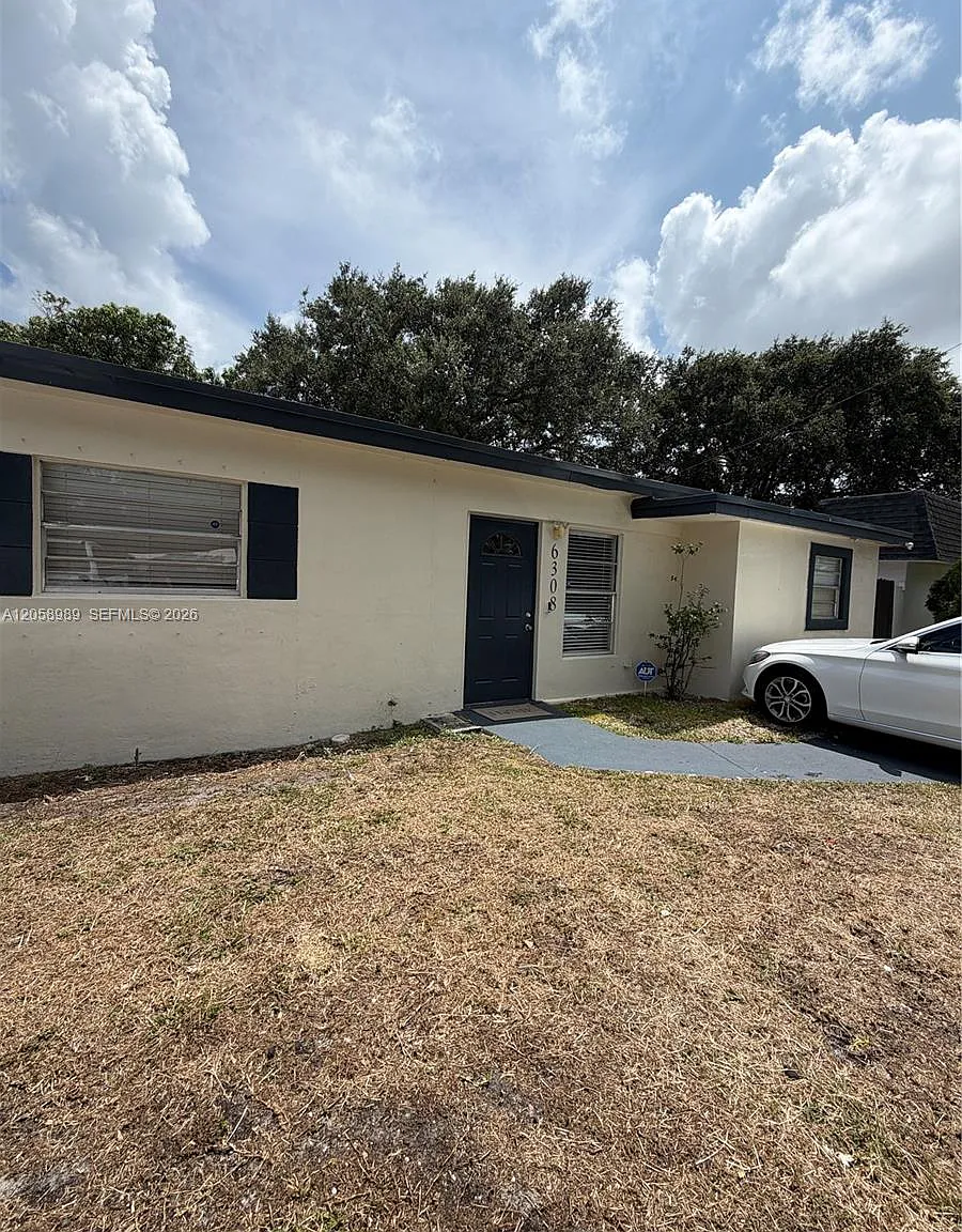 Hollywood Suburbs — Photo 2