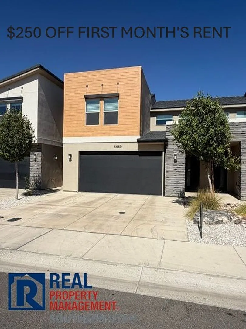 Townhome in South Desert — Photo 1