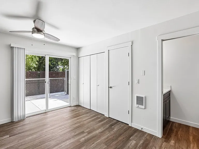 Midland Apartments — Photo 31