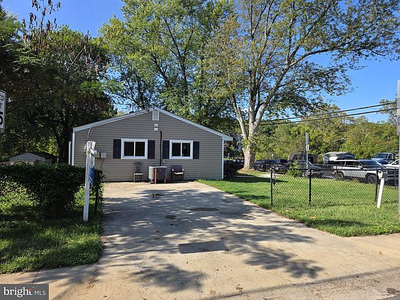 4th image of 185 Cabbel Dr