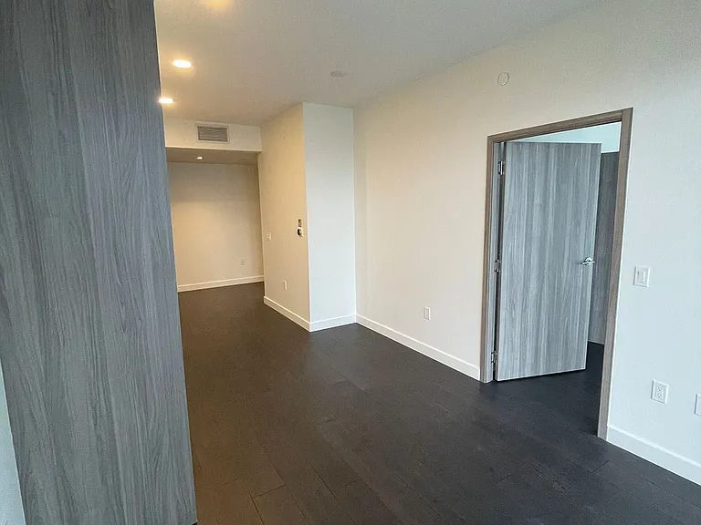 85 McMahon Dr #2015 — Photo 11