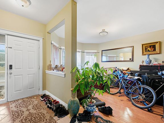 3rd image of 18 Stone Gate Dr