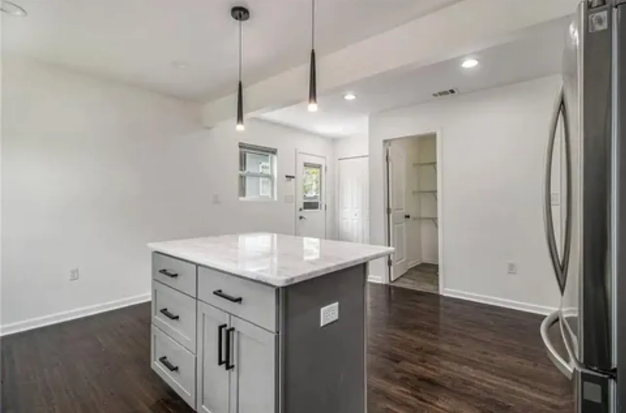 3 bed, 1200 sqft, $2,450 — Photo 2