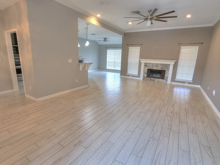 7714 Odessa Dr — Photo 3