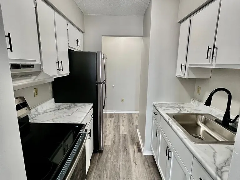 Thompson Apartments — Photo 11