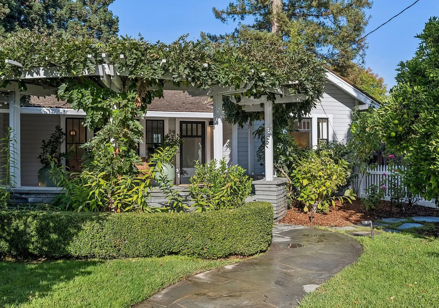 Beautifully Appointed 4 Bedroom Home with Pool & Spa — Photo 3