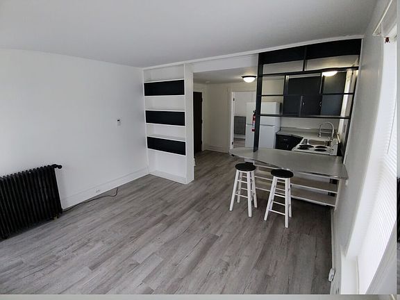 2nd image of 14 Willow St APT 3