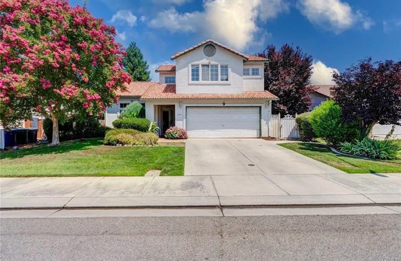 4 bed, 1917 sqft, $3,200 — Photo 1