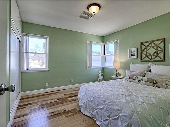 3rd image of 22443 Clarendon St