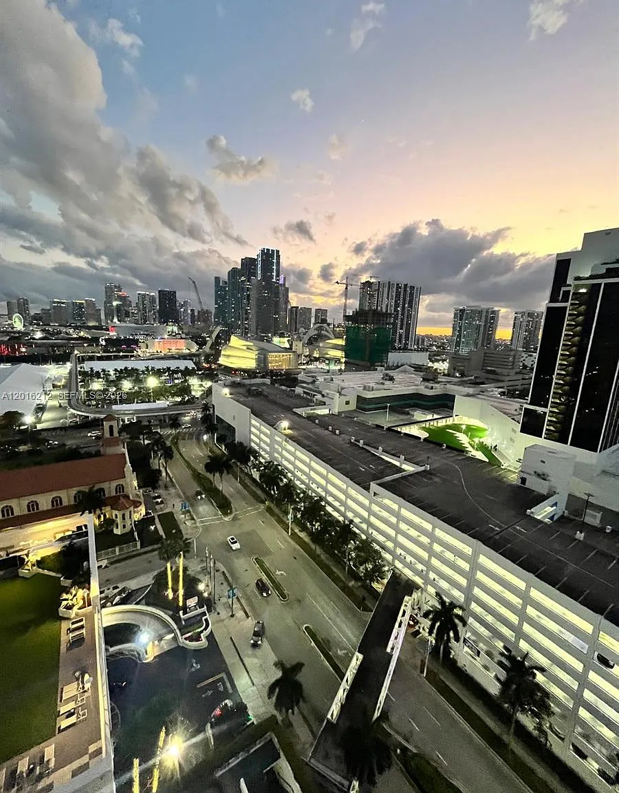 Venetia Condo — Photo 3