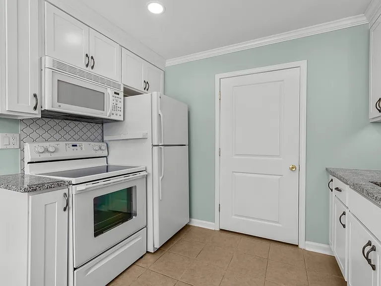 2215 Rowland Ave — Photo 5