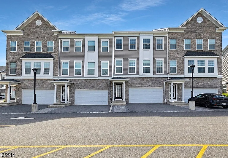 6 Martin Pl — Photo 2