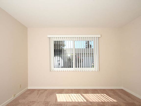 5th image of 386 Madeline Ct