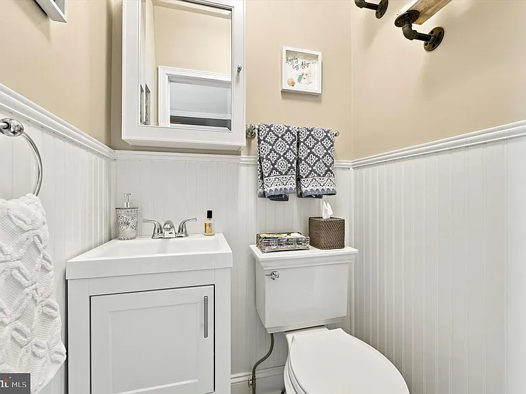 357 E Hector St — Photo 23