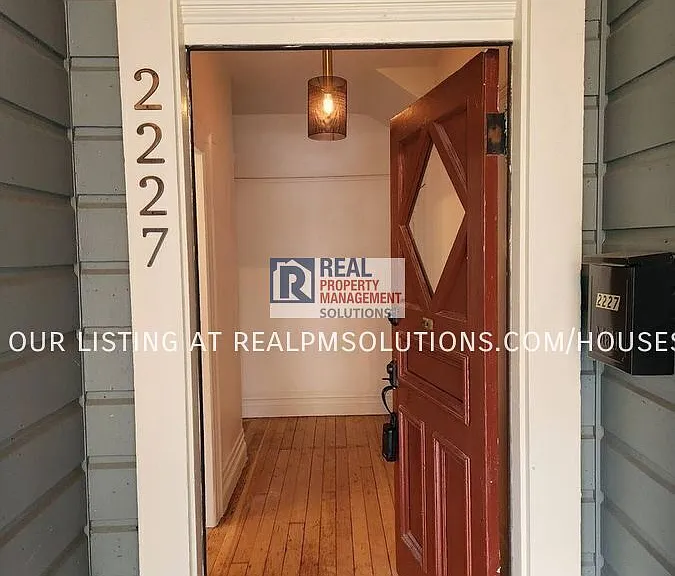 2227 NW Hoyt St — Photo 3