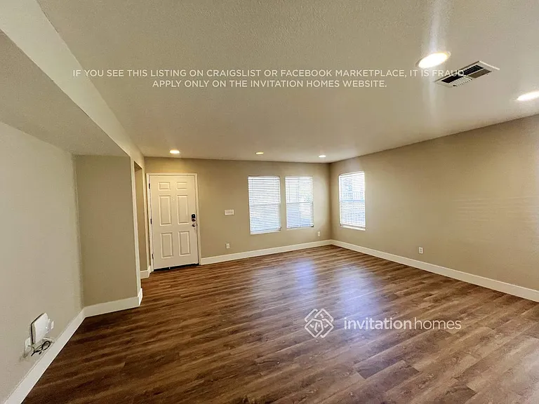 3043 Roadrunner Dr — Photo 2