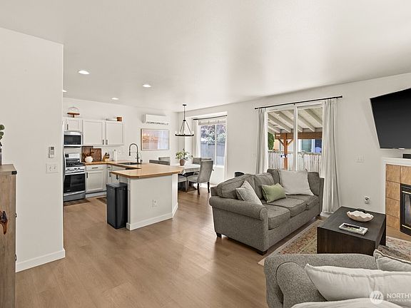 4th image of 9814 184th Street E