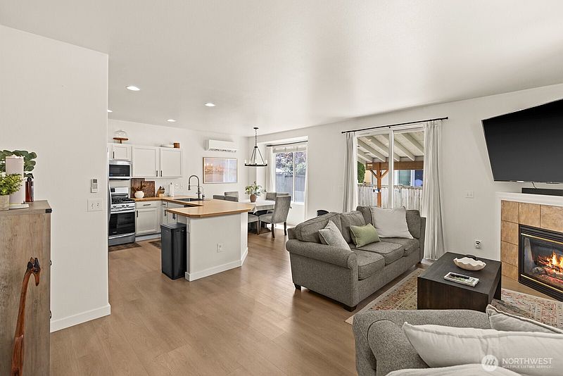 4th image of 9814 184th Street E