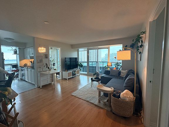4th image of 25 Lower Simcoe St #1208