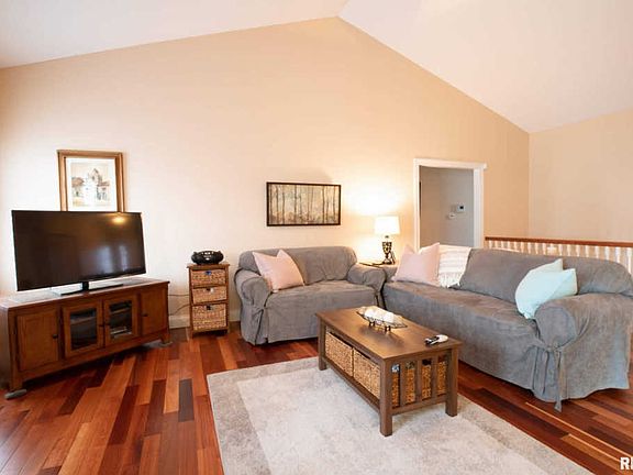 5th image of 2106 W Forestglen Dr