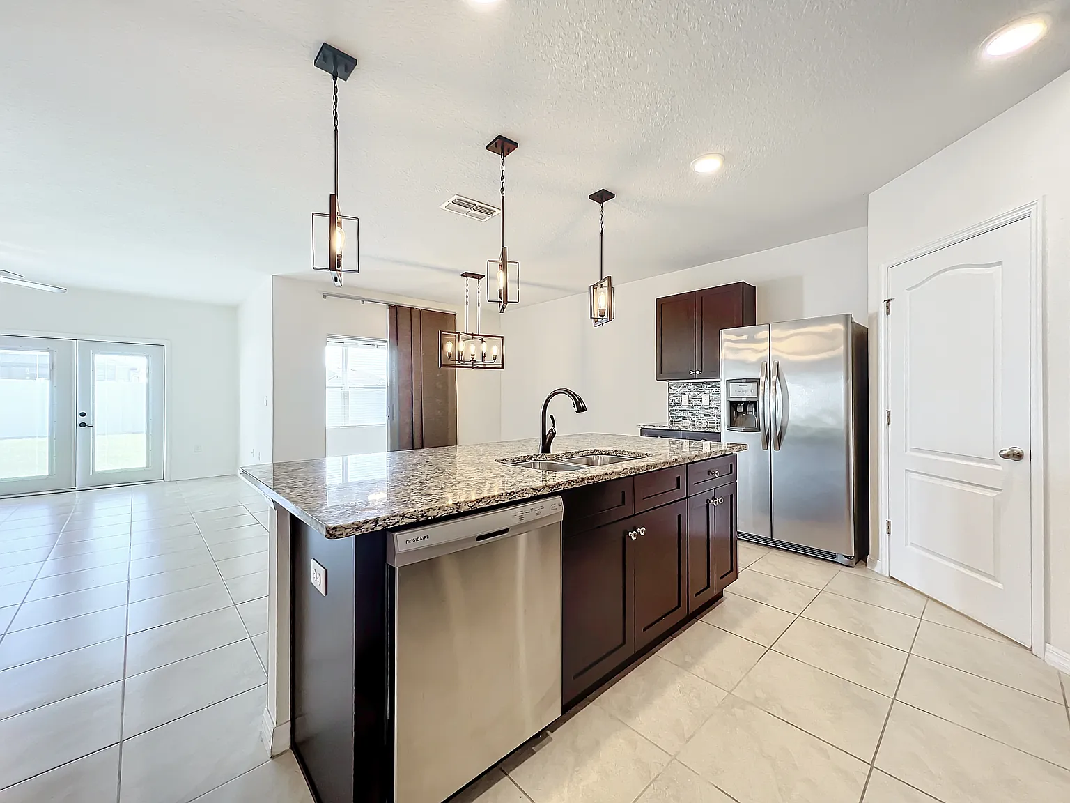 4 bed, 1939 sqft, $2,600 — Photo 3