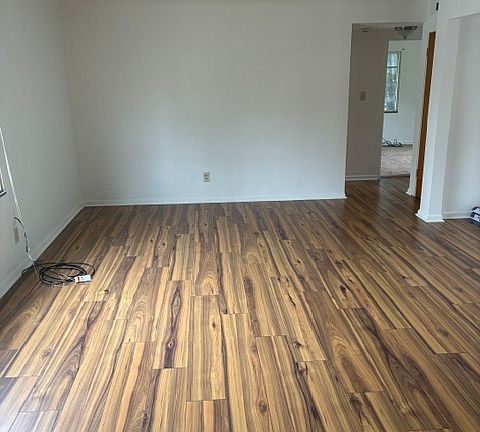 2nd image of 950 Vineshire Rd #1