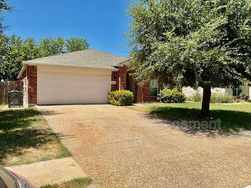3 bed, 2.0 bath, 1813 sqft, $1,900 — Photo 2