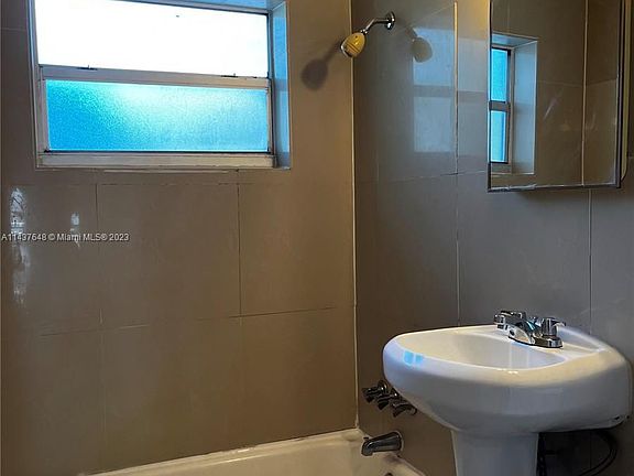 5th image of 1685 Jefferson Ave #18