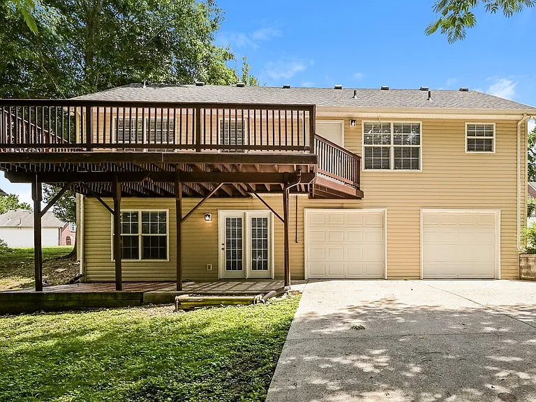 1126 Poplar Hollow Rd — Photo 17