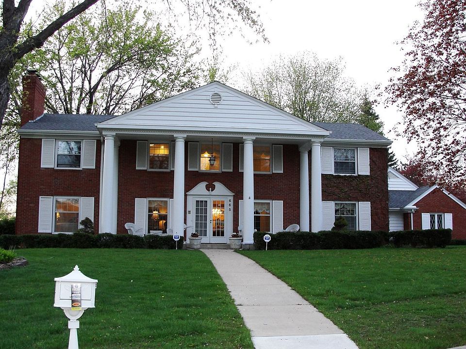 1st image of 665 Woodridge Dr