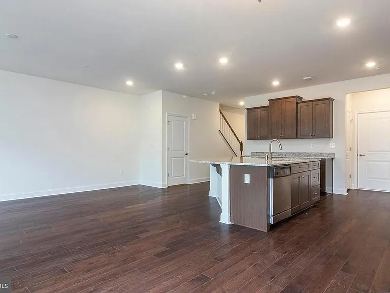 128 Golden Vale Dr — Photo 2
