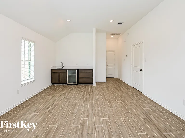 14915 Lake Shore Ave — Photo 7