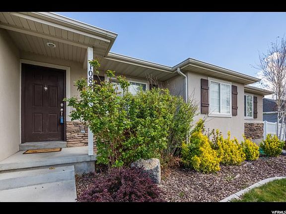 3rd image of 1088 N Mustang Ln