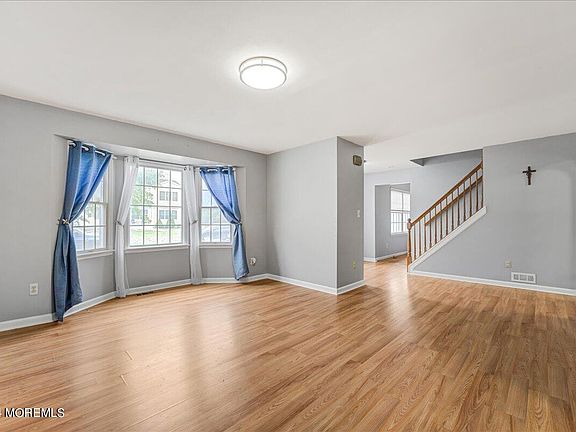 4th image of 412 Gladstone Street