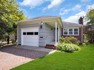 28 Vail St, Islip, NY 11751
