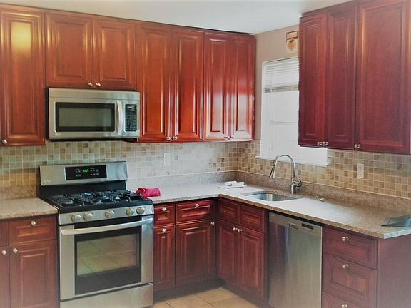 3rd image of 903 Brinsmade Ave #1