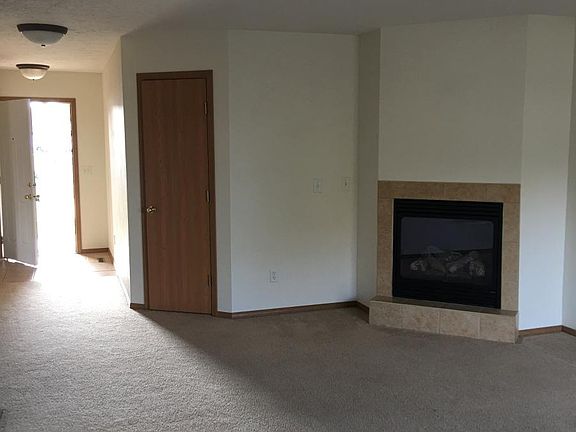 Livingroom with Fireplace