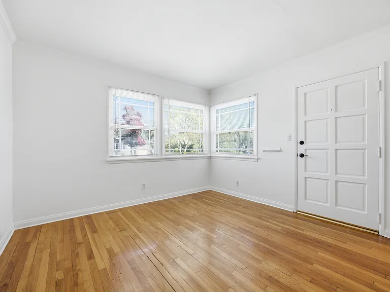 7439 Amestoy Ave — Photo 4