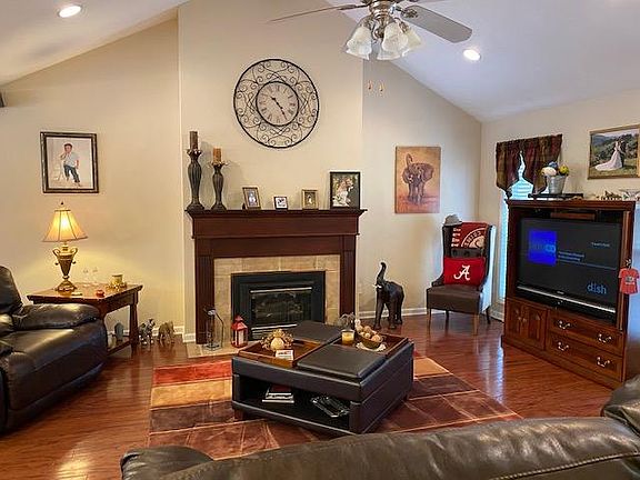 5th image of 395 Cheryl Dr