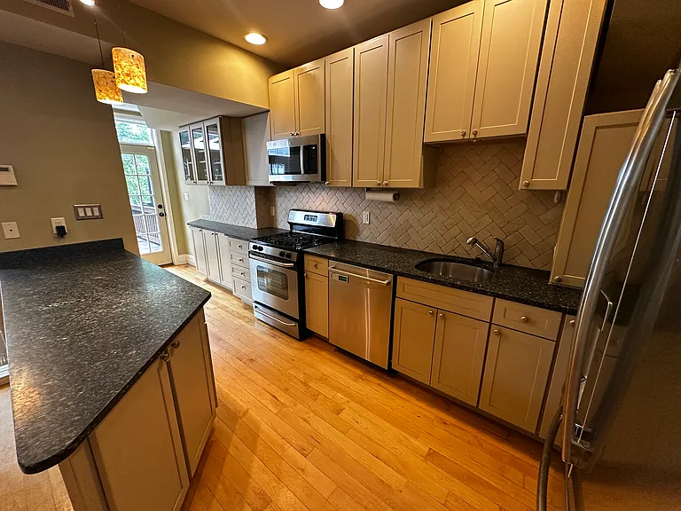 233 16th St SE — Photo 15