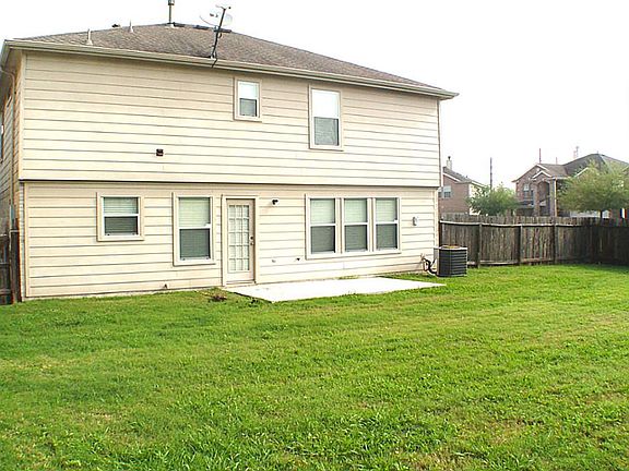 Enormous backyard - great for play, bbq-ing or just relaxing!