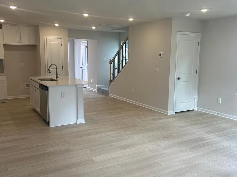 907 Powder Creek Dr — Photo 3