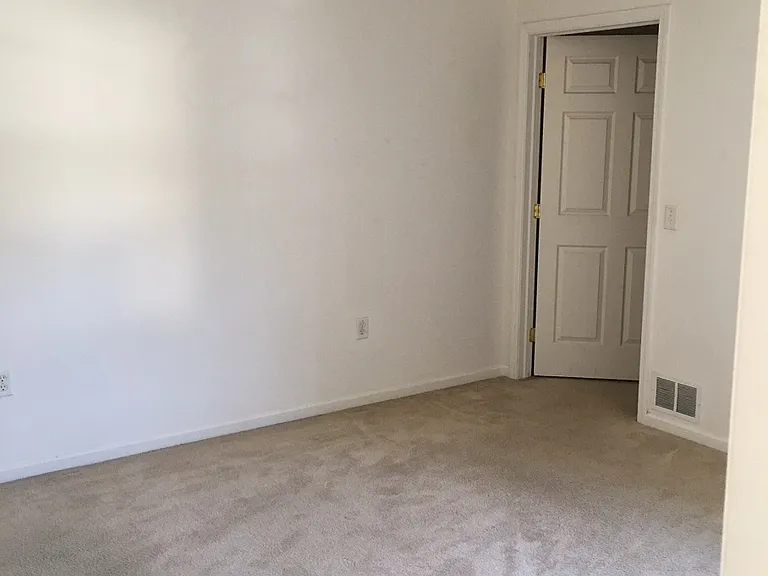 37 Christine Dr — Photo 8