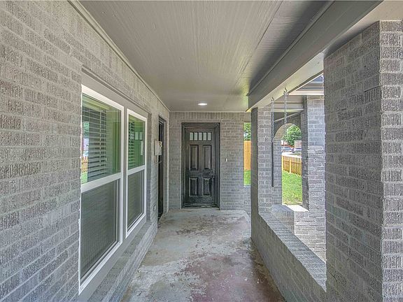 4th image of 902 Post Oak St